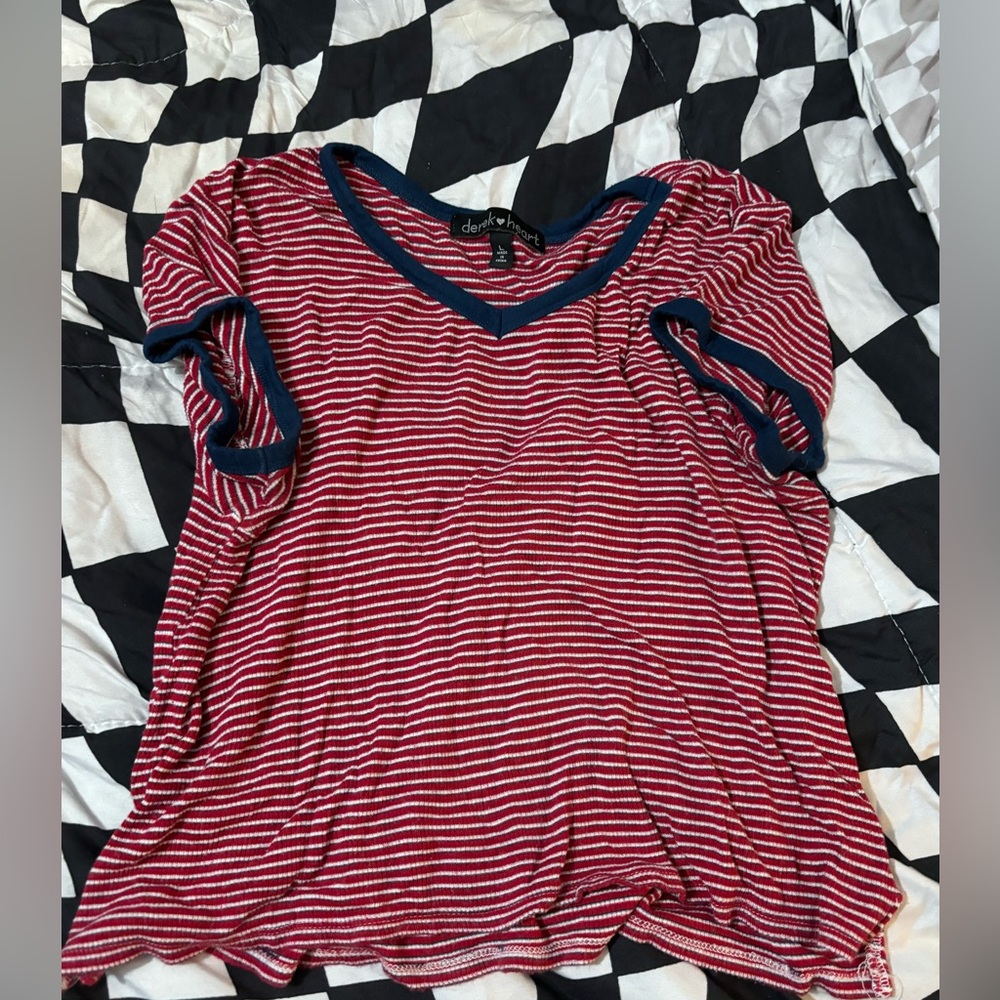 Short sleeve v neck shirt